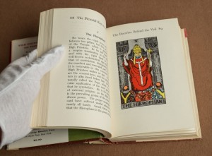 University Books Pictorial Key to the Tarot